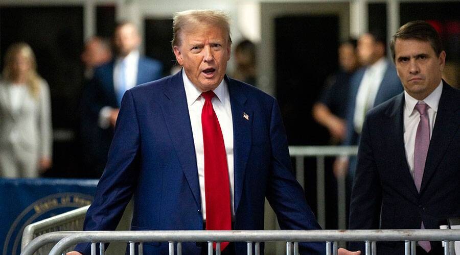 Трамп усиливает обвинения в адрес администрации Байдена, сравнивая ее с нацистской полицией Гестапо