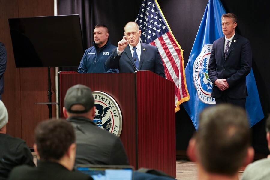 美国边境事务负责人称将继续在明尼阿波利斯的移民使命