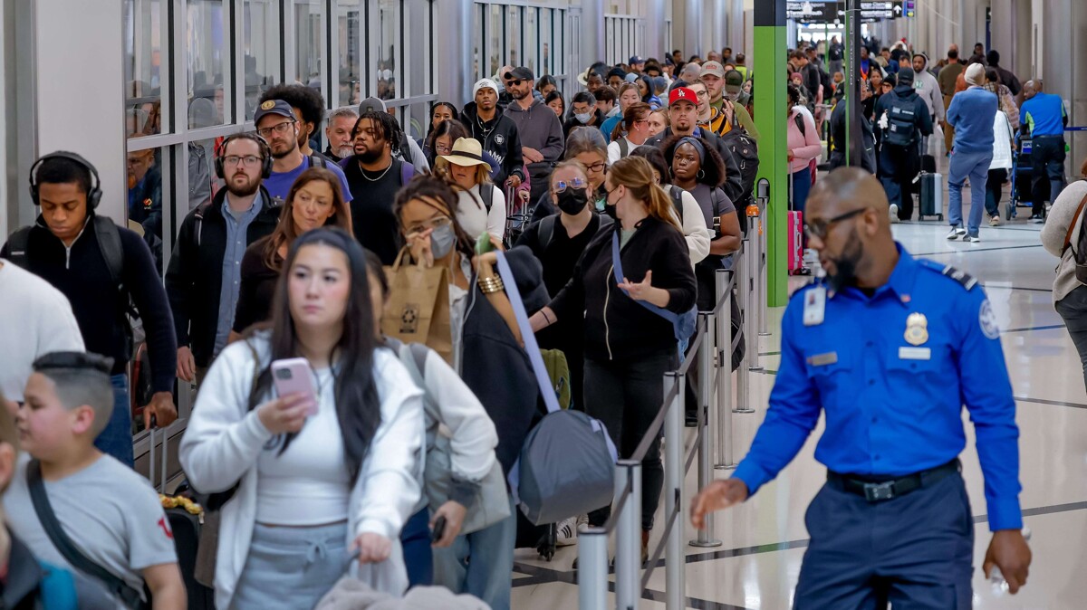 Massive Airport Lines in US Due to Lack of Funding