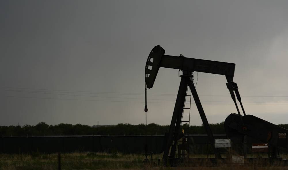 Цены на нефть снижаются, поскольку Федеральная резервная система планирует сохранить высокие процентные ставки