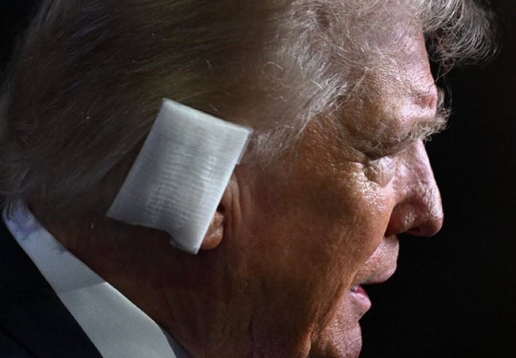 Дональд Трамп выживает во время атаки в ходе предвыборного мероприятия в Батлере, Пенсильвания
