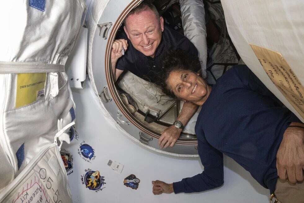 Астронавты NASA вернулись домой после длительной миссии
