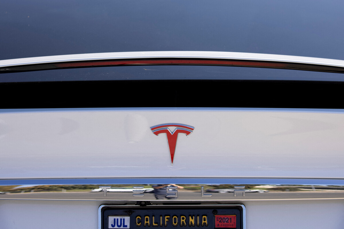 Tesla отзывает внедорожники из-за риска дефекта крыши
