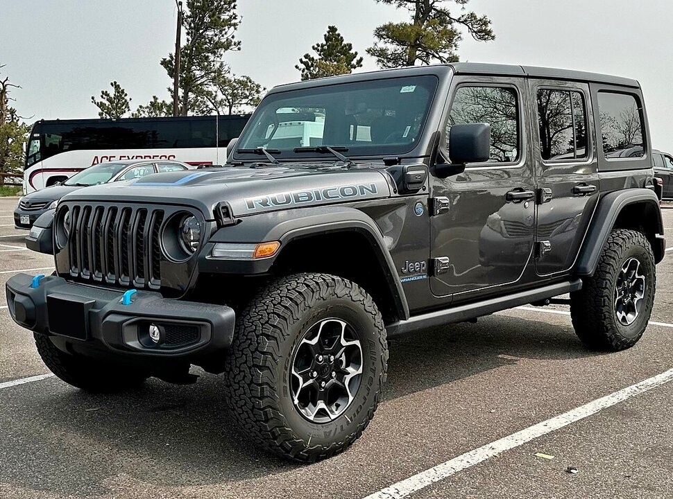 Chrysler отзывает более 320 000 автомобилей Jeep из-за риска возгорания