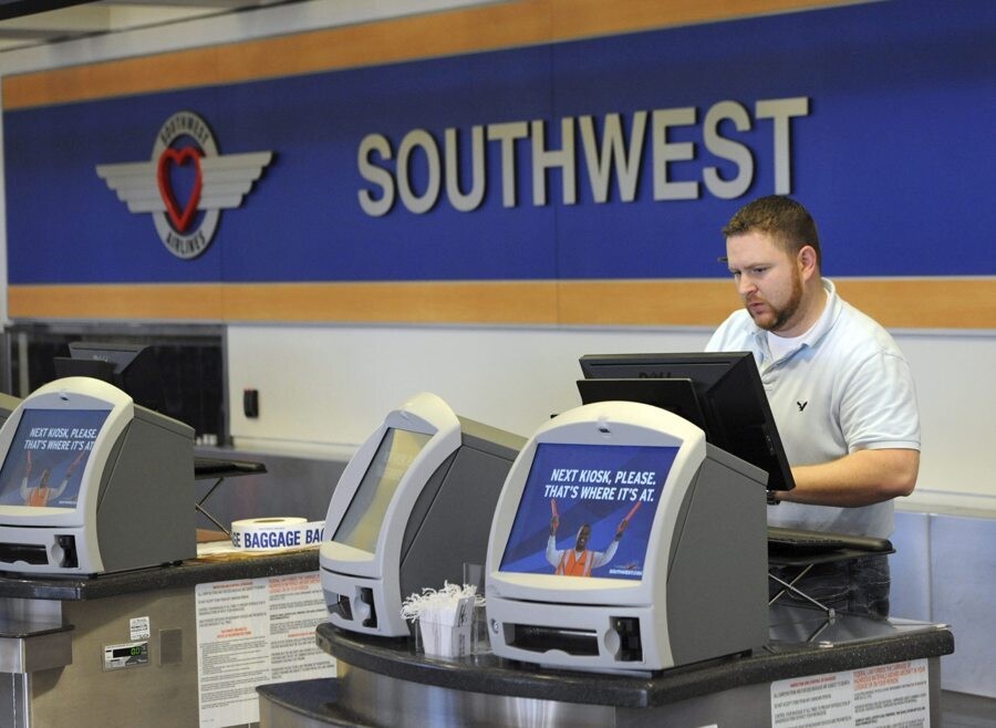 Airlines warn of possible delays after 10% flight cut in the US