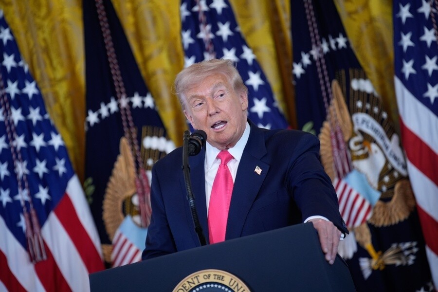 Эпштейн придумывал записки обо мне; расследуйте, что он знал о Клинтоне, — говорит Трамп