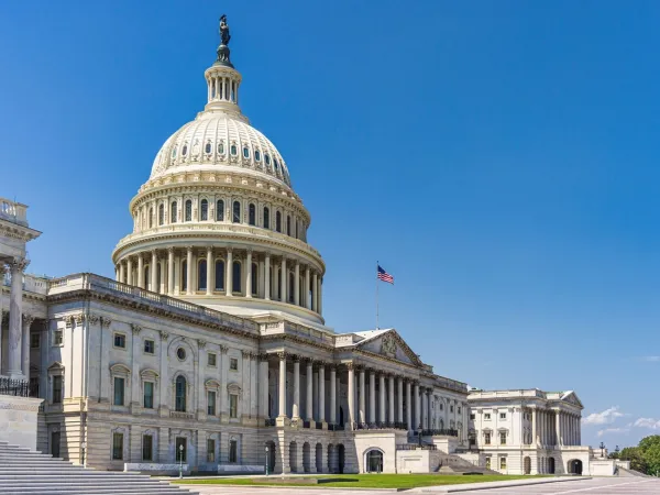 美国参议院通过法案避免政府关闭