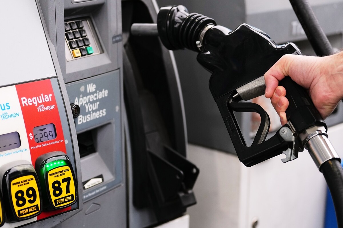 US Gas Prices Surpass $4 per Gallon