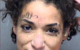 女子因在沃尔玛面包中放刀片被捕