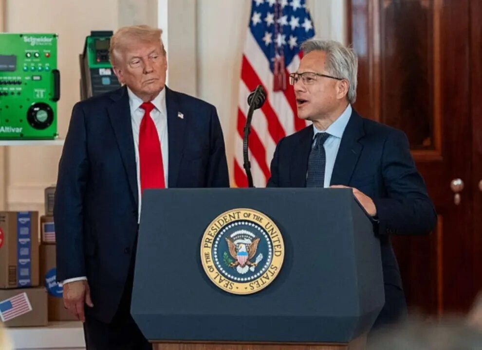 Трамп разрешил экспорт передовых чипов ИИ в Китай