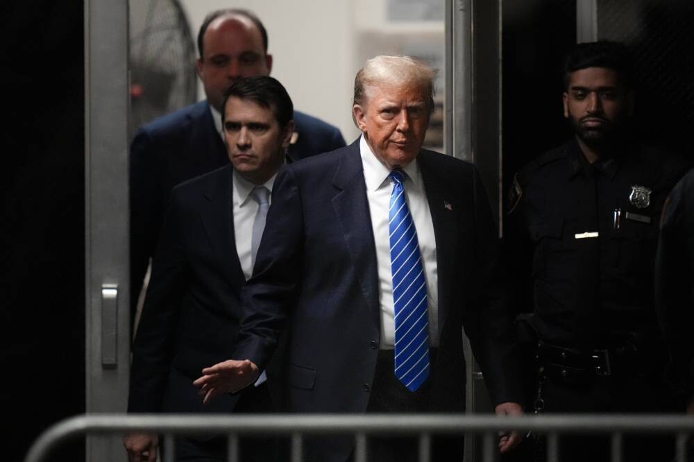 Бывший адвокат Трампа Майкл Коэн признается в лжи и запугивании свидетелей