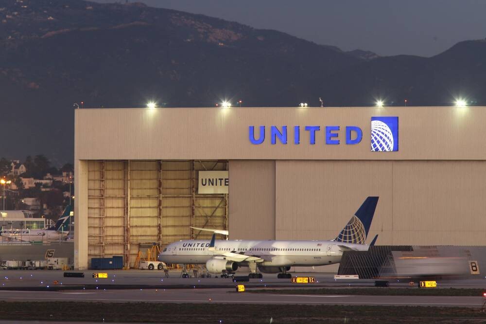 Самолет Boeing теряет колесо во время взлета из аэропорта Лос-Анджелеса