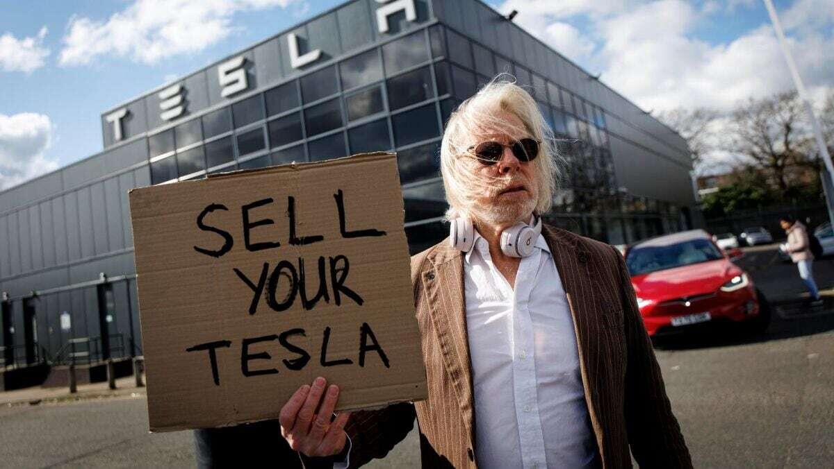 Сенатор Келли отказался от Tesla на фоне политической ссоры