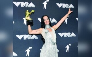 Тейлор Свифт выигрывает премию MTV и призывает к голосованию