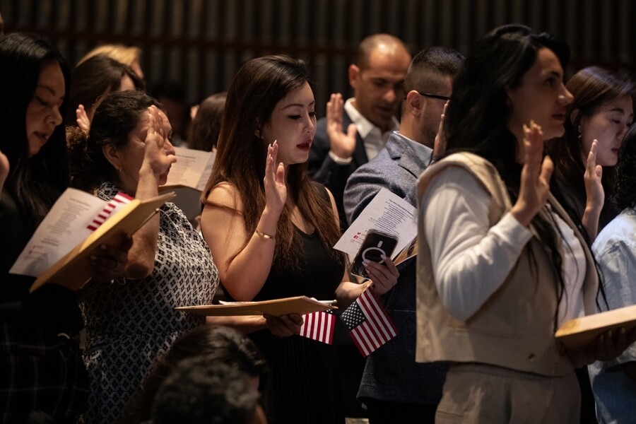 США прекращают принимать наличные за миграционные услуги