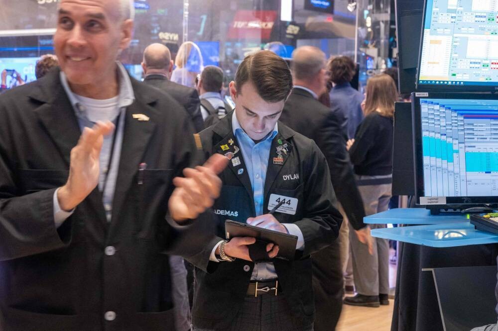 US Stocks Fluctuate Amid Trade Tariff Hopes