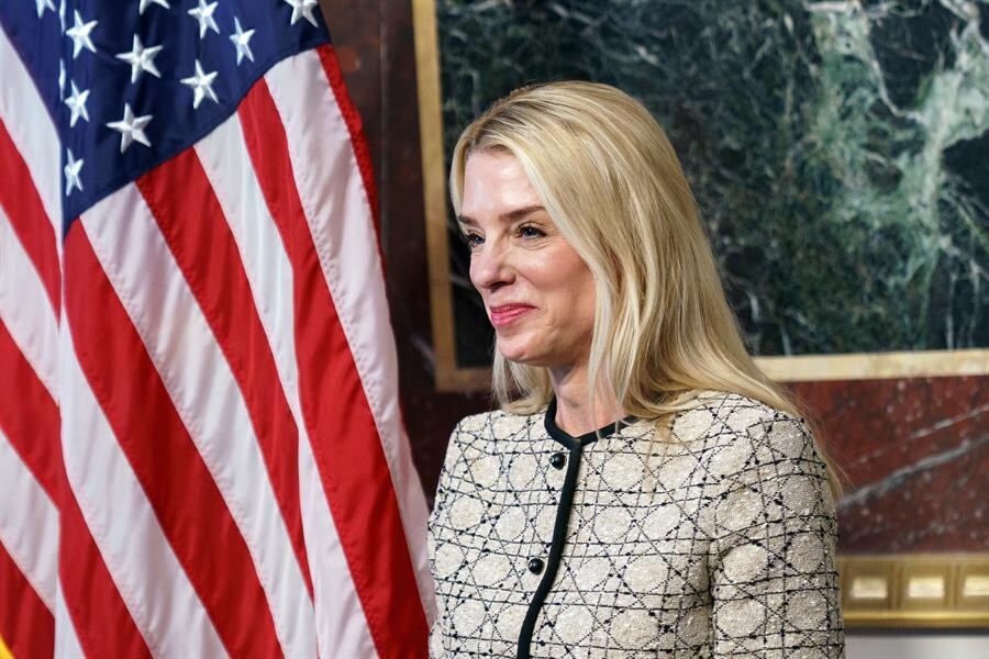 Генеральный прокурор США подтверждает, что рейсы по депортации продолжатся