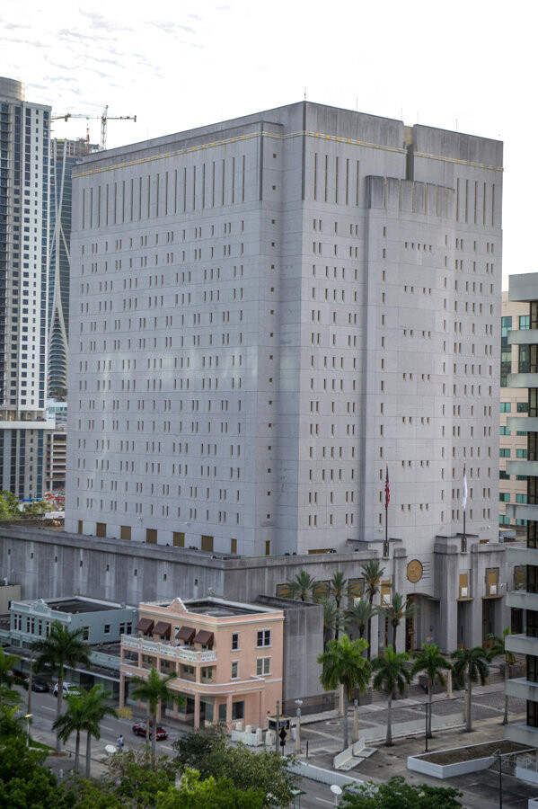 佛罗里达州因新证据暂停对杀害女孩的警察执行死刑