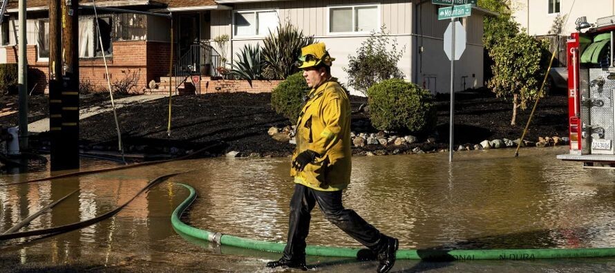 Wildfire in Oakland Forces Evacuations