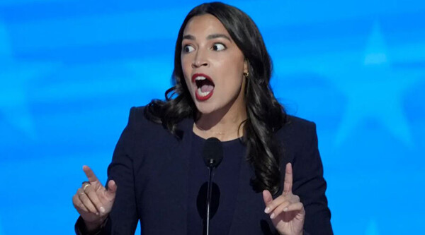 AOC Столкнулась с Критикой После Речи в Чикаго