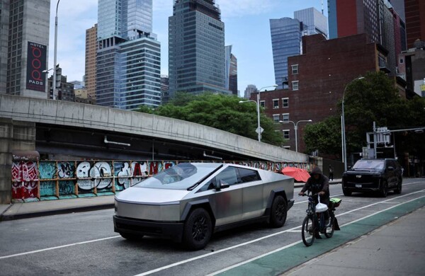 Tesla объявила о отзыве более 23000 электрогрузовиков из-за проблем безопасности