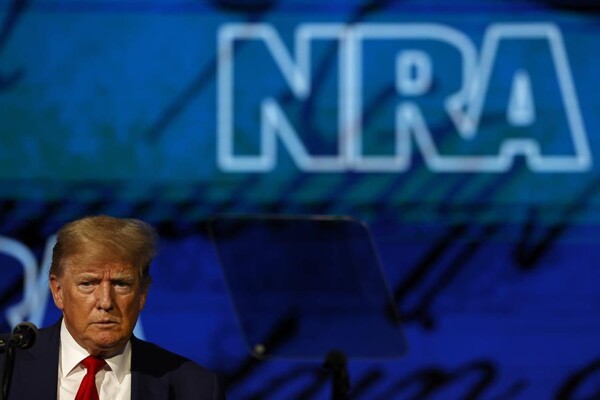 Трамп обращается на съезд НРА, призывая сторонников голосовать