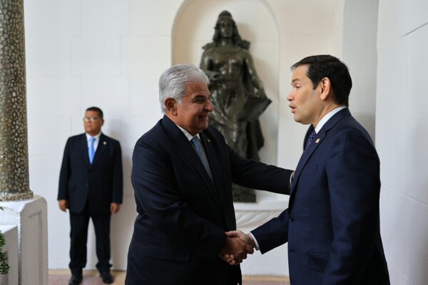 US Secretary of State Arrives Late for Meeting