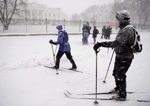 Search for ten missing skiers after avalanche in northern California