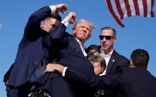 Бывший президент США Дональд Трамп эвакуирован с митинга по кампании в Пенсильвании после слышенного выстрела