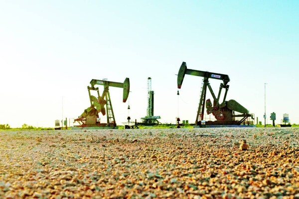 Цены на нефть снижаются из-за опасений по поводу процентных ставок и инфляции