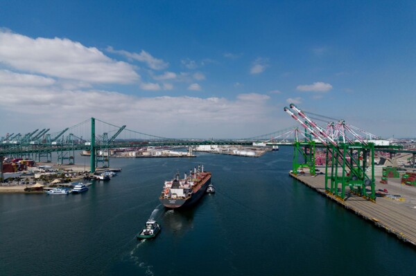 US Trade Deficit Hits Record in March