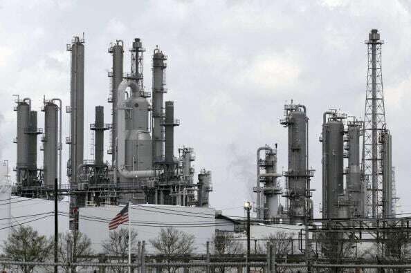Авария с утечкой газа на нефтеперерабатывающем заводе в Дир-Парке унесла жизни