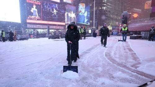 Powerful snowstorm hits Northeast US