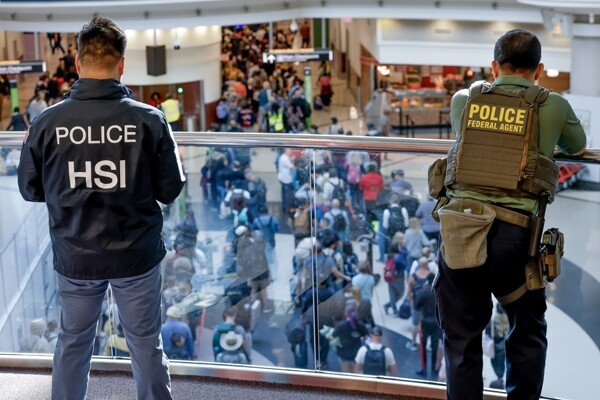 US Deploys Immigration Agents to Airports