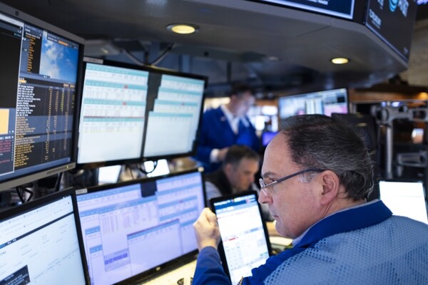 Wall Street Opens Lower Amid Tariff Uncertainty