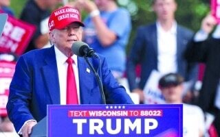 Дональд Трамп Машет Не Существующей Толпе Во Время Предвыборной Кампании в Висконсине