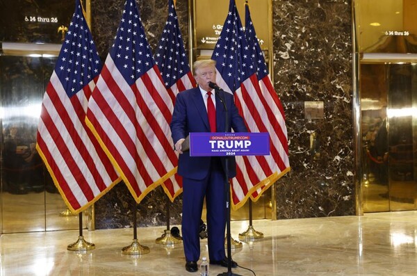 Трамп критикует правительственные политики Байдена во время публичного выступления