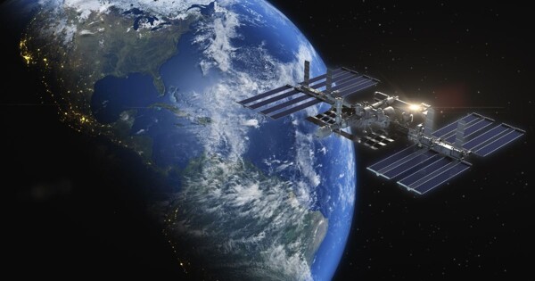 Американские астронавты могут застрять в космосе до 2025 года