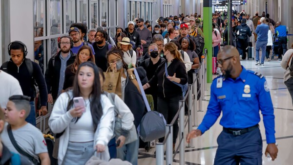 Massive Airport Lines in US Due to Lack of Funding