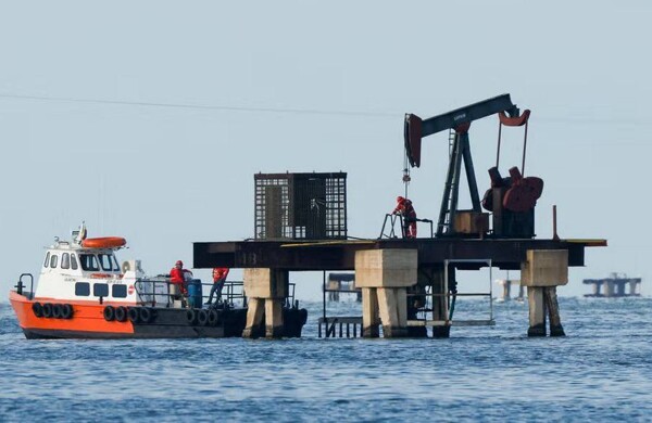 US Approves Major Oil Companies to Continue Operations