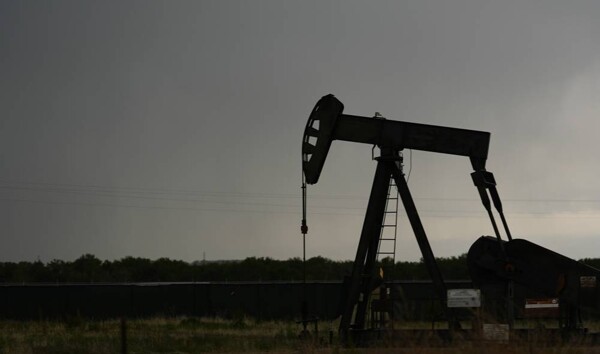 Цены на нефть снижаются, поскольку Федеральная резервная система планирует сохранить высокие процентные ставки