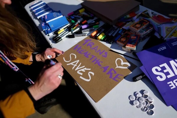 Правительство Трампа ограничивает медицинскую помощь для трансгендерных несовершеннолетних