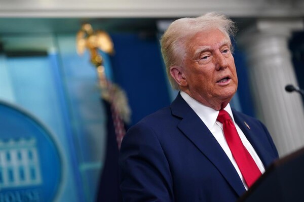 Трамп выражает печаль по поводу краха самолета в Филадельфии
