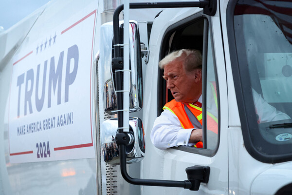 Трамп ведет мусоровоз, чтобы ответить на вопросы