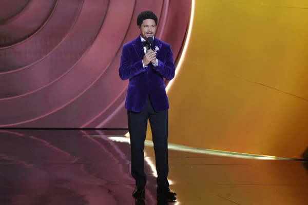 Трамп угрожает подать в суд на ведущего «Грэмми» за связь с Эпштейном