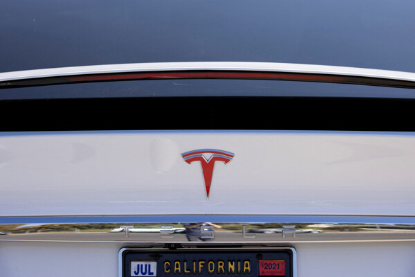 Tesla отзывает внедорожники из-за риска дефекта крыши