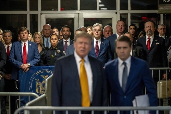 Трамп подвергается критике за якобы повторение 'Mein Kampf' Гитлера