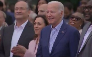 Президент Джо Байден кажется застывшим во время празднования в Белом доме
