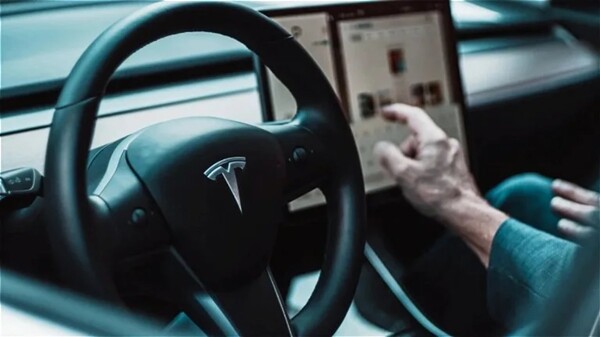 NHTSA расследует программное обеспечение автопилота Tesla
