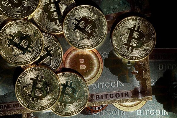 Цена биткоина снижается из-за планов Федеральной резервной системы сохранить ставки неизменными